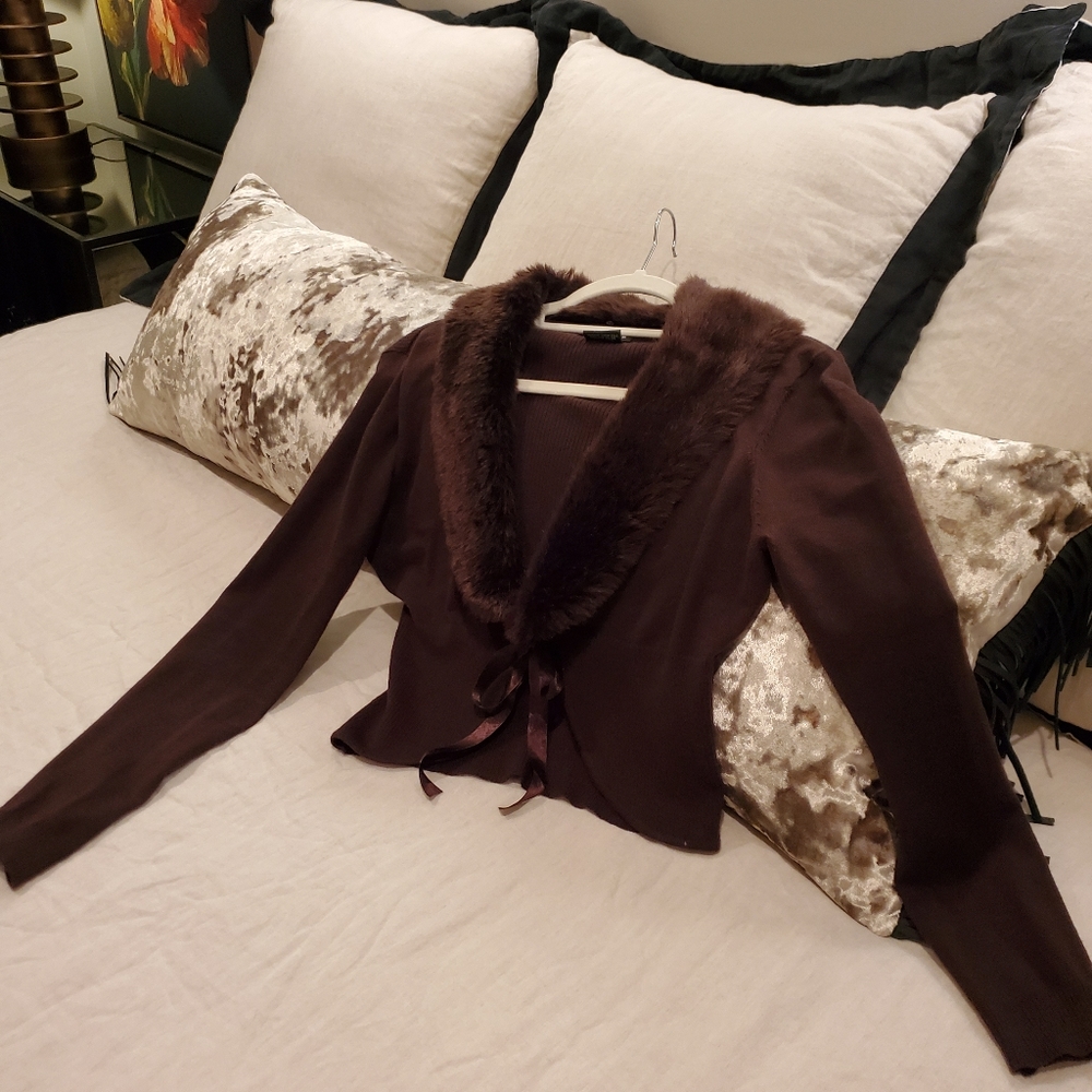 Brown tie sweater with faux fur collar